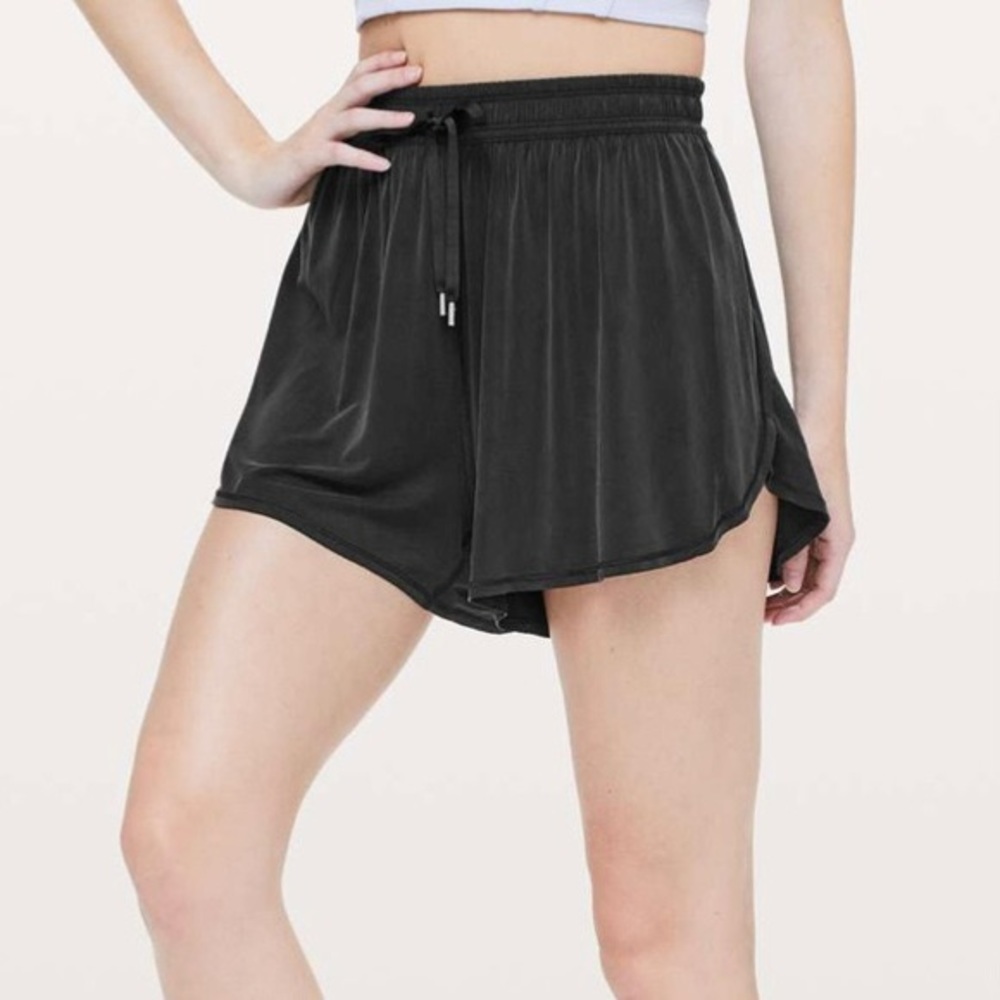 Lululemon principal dancer short size 6 black